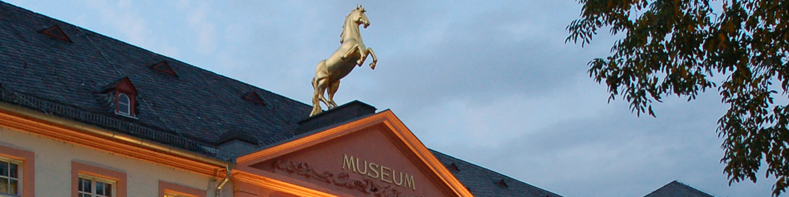 Außansicht des Museums mit goldenem Pferd