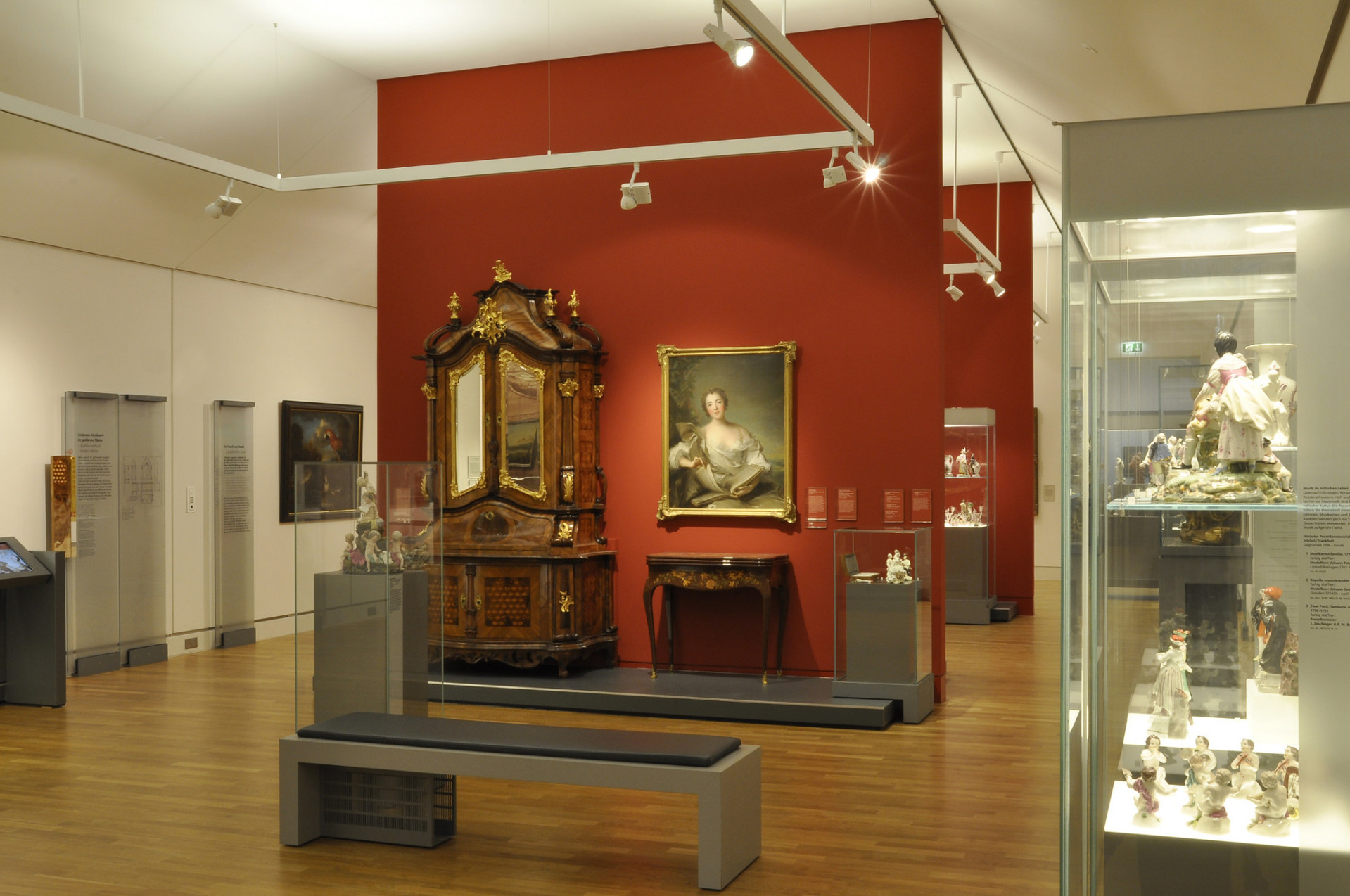 Ausstellungsraum mit barocken Ausstellungsstücken