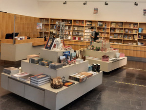 Museumsshop mit Büchern und Artikeln zum Verkauf
