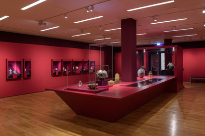 Ausstellungsraum mit Keramikgefäßen