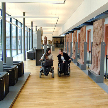 Zwei Rollstuhlfahrerinnen im Landesmuseum Mainz