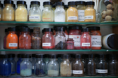 Pigmentflaschen in verschiedenen Farben