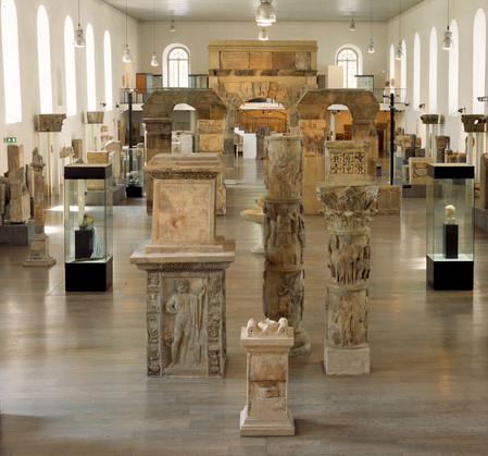 Steinhalle des Landesmuseum Mainz mit diversen Steinsäulen