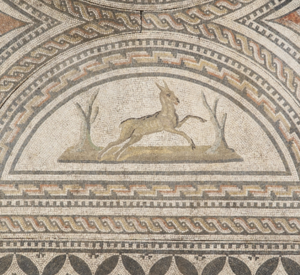 Mosaik auf dem ein Reh-ähnliches Tier zu sehen ist