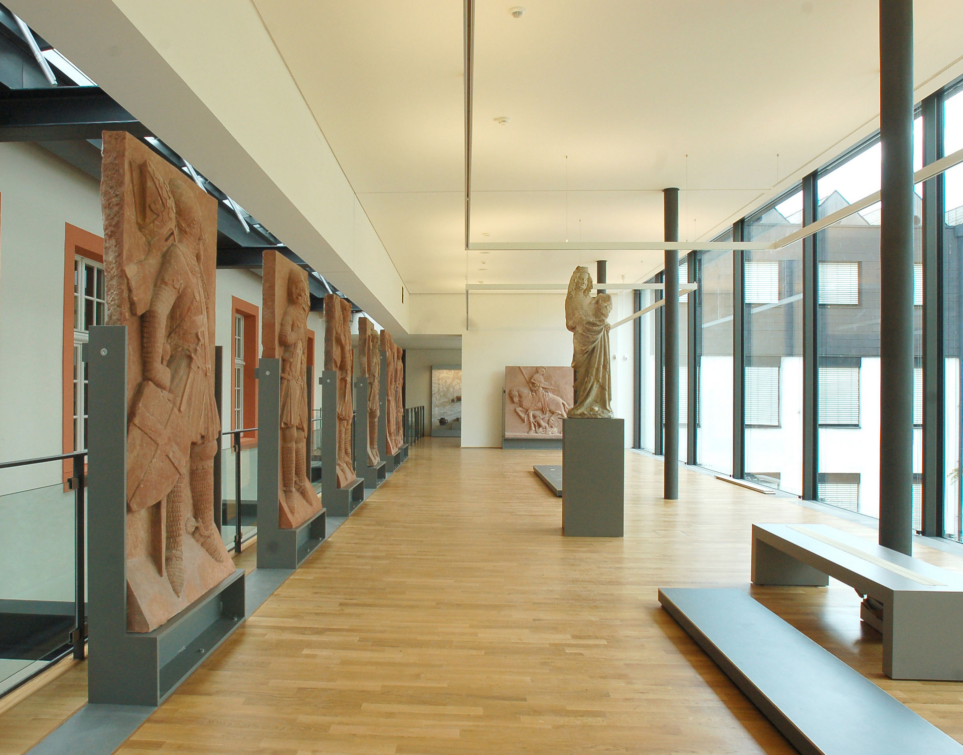 Gang mit Steinreliefs im Landesmuseum Mainz