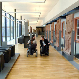 Zwei Rollstuhlfahrerinnen im Landesmuseum Mainz